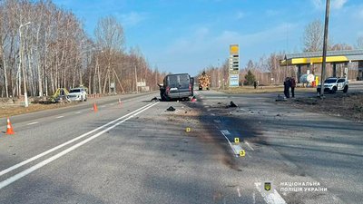 Легковик зіткнувся з трактором, який віз деревину: у Ніжинському районі на Чернігівщині сталася смертельна ДТП Легковик зіткнувся з трактором, який віз деревину: у Ніжинському районі на Чернігівщині сталася смертельна ДТП