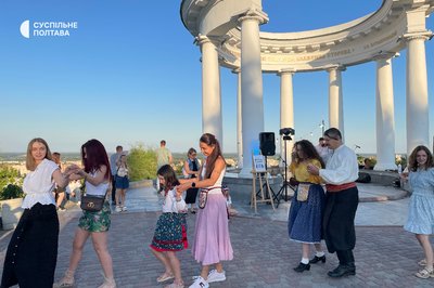 У центрі Полтави влаштували благодійні танці, аби зібрати гроші на авто для ЗСУ У центрі Полтави влаштували благодійні танці, аби зібрати гроші на авто для ЗСУ