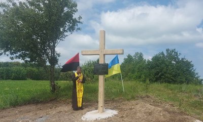 Священник освятив хрест Священник освятив хрест