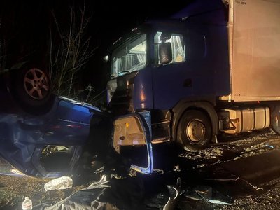 На Криворіжжі легковик зіткнувся з двома вантажівками: є жертви. Який стан поранених та що відомо про загиблих