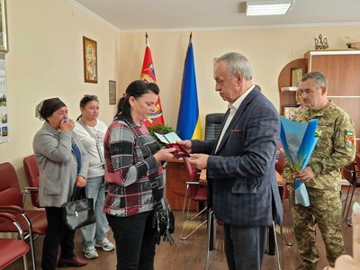 Високу державну нагороду вручили сім'ї українського захисника зі Старокостянтинова, що на Хмельниччині Високу державну нагороду вручили сім'ї українського захисника зі Старокостянтинова, що на Хмельниччині