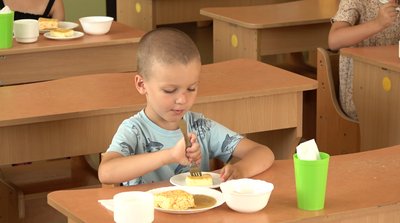 Дитина їсть обід Дитина їсть обід