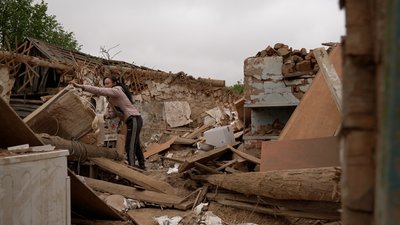 Мати витягувала дочку з-під завалів: подробиці атаки РФ по селу Бутівка, що у Чернігівському районі Мати витягувала дочку з-під завалів: подробиці атаки РФ по селу Бутівка, що у Чернігівському районі