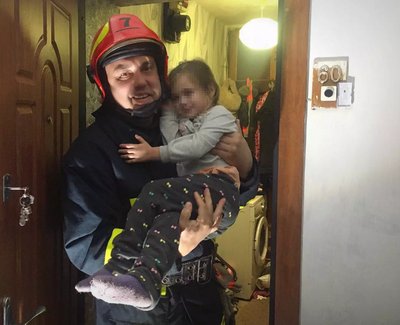Залишилась зачиненою у квартирі: на Черкащині врятували чотирирічну дитину Залишилась зачиненою у квартирі: на Черкащині врятували чотирирічну дитину