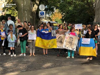 "Гроші на ЗСУ": в Одесі люди вкотре вийшли на мітинг проти тендерів на реконструкції будівель суду та театру "Гроші на ЗСУ": в Одесі люди вкотре вийшли на мітинг проти тендерів на реконструкції будівель суду та театру