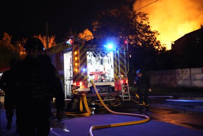 Пожежні рукави біля охопленого полум'ям подвір'я в Основ'янському районі Харкова 27 жовтня 2026 року Пожежні рукави біля охопленого полум'ям подвір'я в Основ'янському районі Харкова 27 жовтня 2026 року