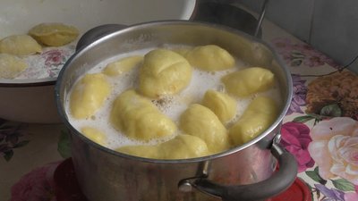 Рецепт прабабусі: 79-річна жителька Хмельниччини готує вареники з великодньої паски за родинним рецептом Рецепт прабабусі: 79-річна жителька Хмельниччини готує вареники з великодньої паски за родинним рецептом
