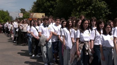 Урочиста хода випускників 2025 відбулась у Рівному Урочиста хода випускників 2025 відбулась у Рівному