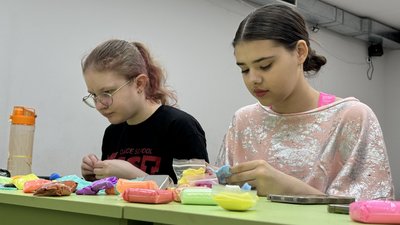 Дівчата працюють пластиліном на майстер-класі Дівчата працюють пластиліном на майстер-класі