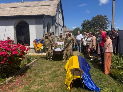 Воював у найгарячіших точках: на Черкащині попрощалися із захисником Воював у найгарячіших точках: на Черкащині попрощалися із захисником