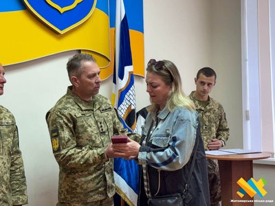 У Житомирі родинам загиблих військових передали державні нагороди У Житомирі родинам загиблих військових передали державні нагороди