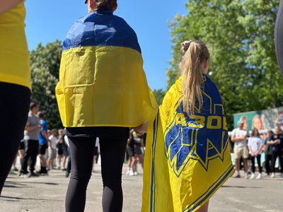 Близько п'яти сотень людей зібралися у парку культури та відпочинку імені Михайла Чекмана, аби доєднатися до забігу, 17 травня 2026 року, Хмельницький Близько п'яти сотень людей зібралися у парку культури та відпочинку імені Михайла Чекмана, аби доєднатися до забігу, 17 травня 2026 року, Хмельницький