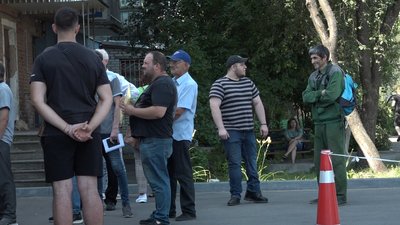 Великі черги біля ЦНАПу, ТЦК та поліклінік: як військовозобов'язані в Житомирі оновлюють дані Великі черги біля ЦНАПу, ТЦК та поліклінік: як військовозобов'язані в Житомирі оновлюють дані