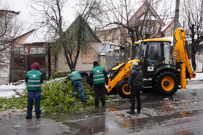 Сніг, ожеледиця, повалені дерева. Як у Херсоні ліквідовували наслідки негоди Сніг, ожеледиця, повалені дерева. Як у Херсоні ліквідовували наслідки негоди