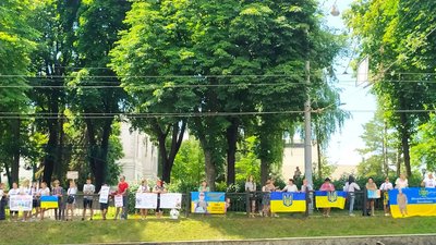 "Вірю, молюсь, чекаю": сум'яни вийшли на акцію підтримки бійців, що перебувають у полоні "Вірю, молюсь, чекаю": сум'яни вийшли на акцію підтримки бійців, що перебувають у полоні
