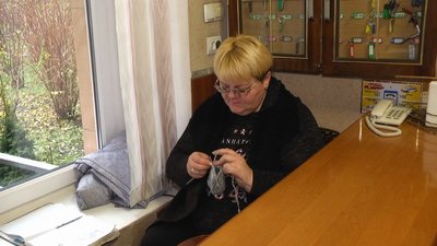 Наталія Черній у вільний час в'яже для військових шкарпетки та теплі пояси Наталія Черній у вільний час в'яже для військових шкарпетки та теплі пояси