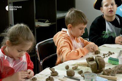 В Одесі для дітей з інвалідністю відкрили гончарну майстерню В Одесі для дітей з інвалідністю відкрили гончарну майстерню