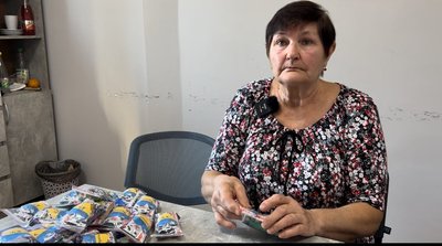 "Це нам в радість": на Рівненщині жінки літнього віку складають пакунки для військових