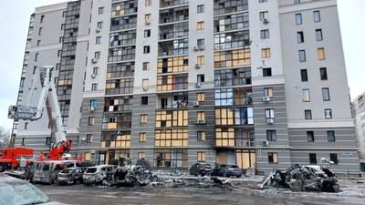 "Почули, що люди кричать": очевидці розповіли про влучання "шахеда" в автостоянку в Сумах "Почули, що люди кричать": очевидці розповіли про влучання "шахеда" в автостоянку в Сумах