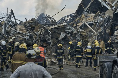 Рятувальники працюють на місці зруйнованої будівлі після ракетної атаки РФ на Одесу, 20 липня 2023 Рятувальники працюють на місці зруйнованої будівлі після ракетної атаки РФ на Одесу, 20 липня 2023
