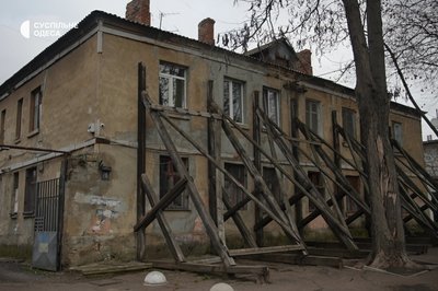 Тріщини, підтоплення і підпірки: як живуть мешканці будинку над катакомбами на Розкидайлівській Тріщини, підтоплення і підпірки: як живуть мешканці будинку над катакомбами на Розкидайлівській