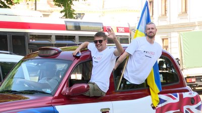 Машина з представниками реабілітаційного центру "Superhumans" Машина з представниками реабілітаційного центру "Superhumans"