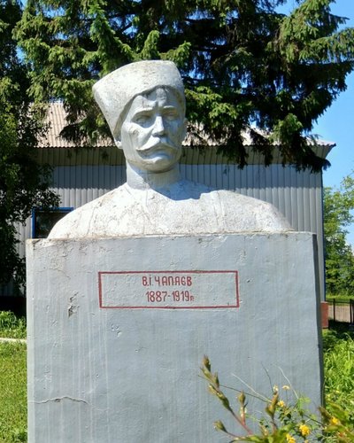 Танки, чекісти та письменники — яких радянських пам'яток позбулися на Буковині Танки, чекісти та письменники — яких радянських пам'яток позбулися на Буковині