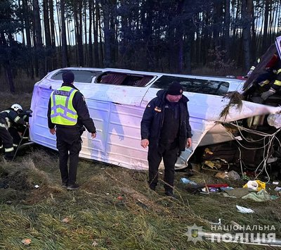 На Житомирщині зіткнулися мікроавтобус і вантажівка: чотири постраждалих, серед них дитина На Житомирщині зіткнулися мікроавтобус і вантажівка: чотири постраждалих, серед них дитина