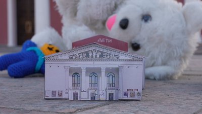 Четвері роковини авіаудару по Маріупольському драмтеатру: у Кропивницькому вшанували загиблих Четвері роковини авіаудару по Маріупольському драмтеатру: у Кропивницькому вшанували загиблих