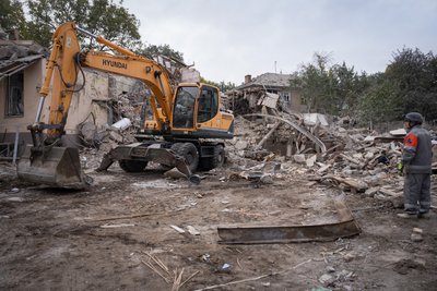 "Дістав чоловіка з-під завалів": військовий 128 бригади ТрО допомагав на місці ракетної атаки по Дніпру
