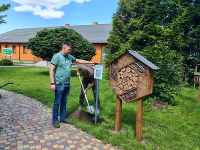 Будинок для комах є штучним укриттям для диких запилювачів та інших корисних видів Будинок для комах є штучним укриттям для диких запилювачів та інших корисних видів