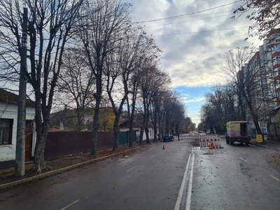 У Житомирі ремонтують ділянку дороги, де вчергове утворилося провалля