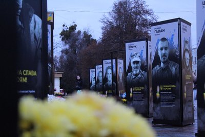 27 портретів загиблих військових встановили в центрі Рівного 27 портретів загиблих військових встановили в центрі Рівного