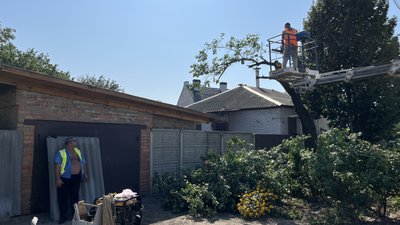 Комунальники працюють на місці обстрілу Слобідського району Харкова, 25 серпня 2024 року Комунальники працюють на місці обстрілу Слобідського району Харкова, 25 серпня 2024 року