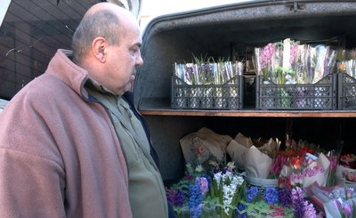 "Торгують усі Черкаси під магазинами": кого в Черкасах штрафують за продаж квітів "Торгують усі Черкаси під магазинами": кого в Черкасах штрафують за продаж квітів