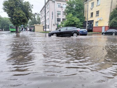 Затоплені вулиці у Житомирі: працюють чотири бригади комунальників Затоплені вулиці у Житомирі: працюють чотири бригади комунальників