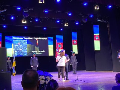 Навіки в строю: у Черкасах посмертно нагородили сто військових Навіки в строю: у Черкасах посмертно нагородили сто військових