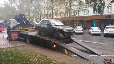 Покинуті авто у Чернівцях: у яких випадках їх евакуюють Покинуті авто у Чернівцях: у яких випадках їх евакуюють