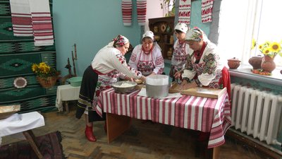 Весільний обряд "Читання корони": як його проводять на Рівненщині Весільний обряд "Читання корони": як його проводять на Рівненщині