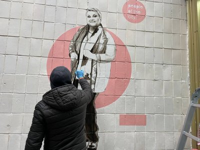 Проєкт "Люди міста": у центрі Житомира луцький художник створив мурал пам'яті Марини Поплавської Проєкт "Люди міста": у центрі Житомира луцький художник створив мурал пам'яті Марини Поплавської