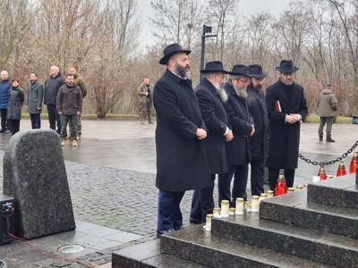 Зеленський вшанував жертв Голокосту в Бабиному Яру Зеленський вшанував жертв Голокосту в Бабиному Яру