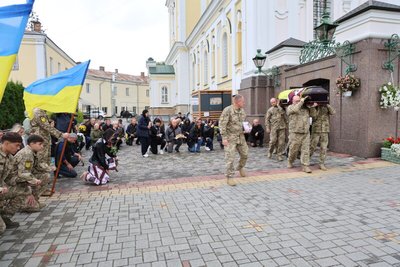 У Луцьку попрощалися з 35-річним військовослужбовцем Олексієм Кривовим