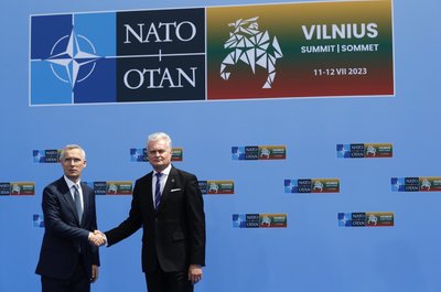 Генсек НАТО Єнс Столтенберг і президент Литви Гітанас Науседа перед самітом НАТО у Вільнюсі Генсек НАТО Єнс Столтенберг і президент Литви Гітанас Науседа перед самітом НАТО у Вільнюсі