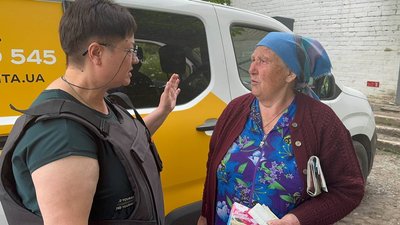 "Треба їхати — люди ж чекають". Як у селі на Дніпропетровщині, за 5 км від фронту, продовжує працювати поштарка "Треба їхати — люди ж чекають". Як у селі на Дніпропетровщині, за 5 км від фронту, продовжує працювати поштарка