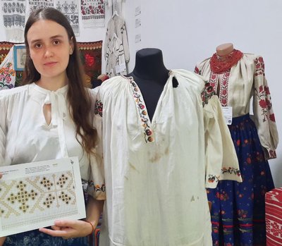 На фото дизайнерка Дар’я Галько вона розробила схеми вишивки сорочки. На фото дизайнерка Дар’я Галько вона розробила схеми вишивки сорочки.