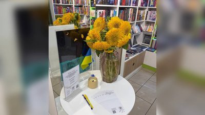 Акція "Стіл пам'яті" у одній із книгарень у Чернівцях Акція "Стіл пам'яті" у одній із книгарень у Чернівцях