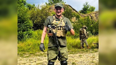 Головний бухгалтер 33-ї бригади Яновицький з Чернівців — про службу, зброю та чотири роки війни Головний бухгалтер 33-ї бригади Яновицький з Чернівців — про службу, зброю та чотири роки війни