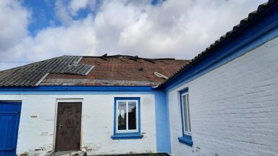 "Шиферу наче й не було". У селі на Кіровоградщині третій день усувають наслідки буревію "Шиферу наче й не було". У селі на Кіровоградщині третій день усувають наслідки буревію