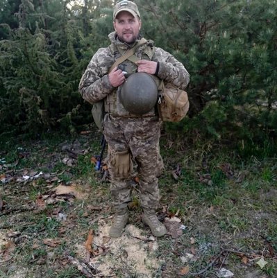 Бігун із Німеччини присвятив забіг у Хмельницькому пам'яті полеглого бійця Олексія Осадчого Бігун із Німеччини присвятив забіг у Хмельницькому пам'яті полеглого бійця Олексія Осадчого