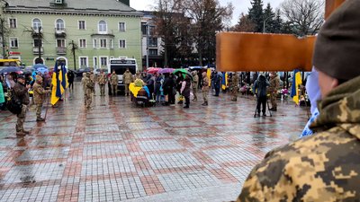 З бійцем Андрієм Макаровим попрощалися у Рівному З бійцем Андрієм Макаровим попрощалися у Рівному